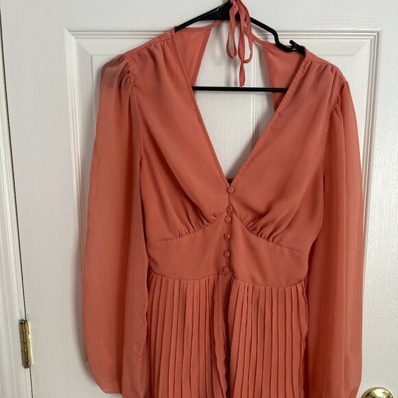 EXPRESS V-Neck Pleated Romper - Picture 4 of 8